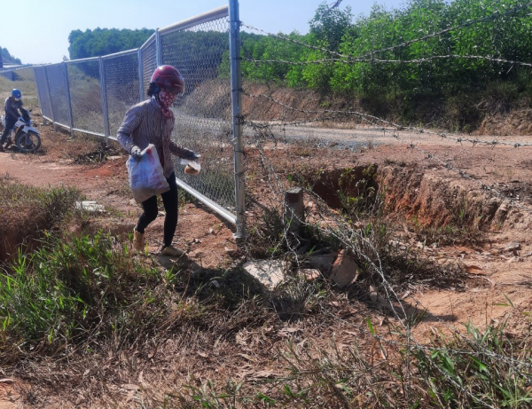 Nguy cơ tai nạn giao thông khi hàng rào bảo vệ cao tốc bị tháo dỡ  -0