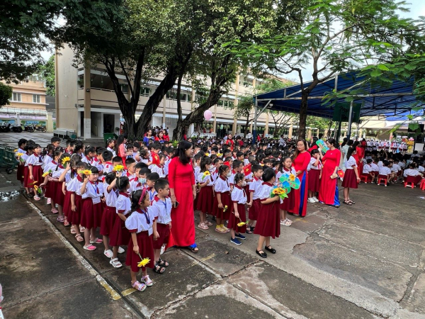 Học sinh TP Hồ Chí Minh vui tươi ngày khai giảng năm học mới -0