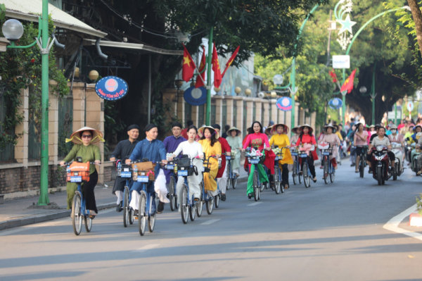 Hanoi welcomes 640.000 tourist during National Day holiday -0
