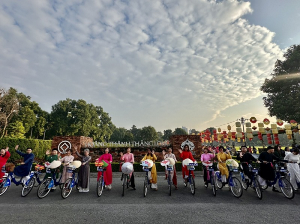 Ao dai program connects Hanoi's tourism and heritage -0