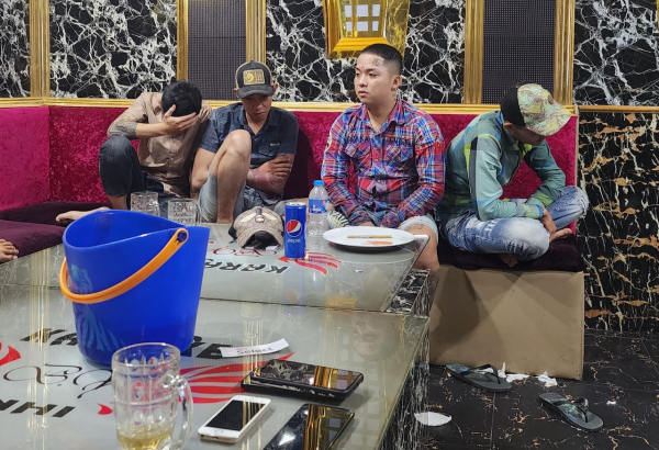17 đối tượng dương tính với chất ma túy trong quán karaoke ở Tiền Giang  -0