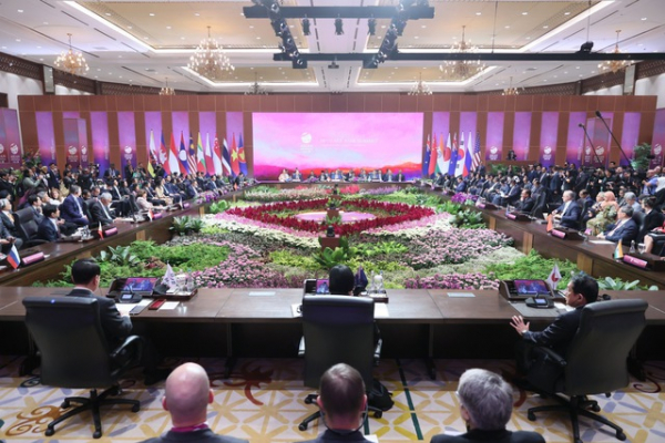 Thủ tướng dự Hội nghị Cấp cao Đông Á: Đề xuất 3 nhóm giải pháp trọng tâm -0