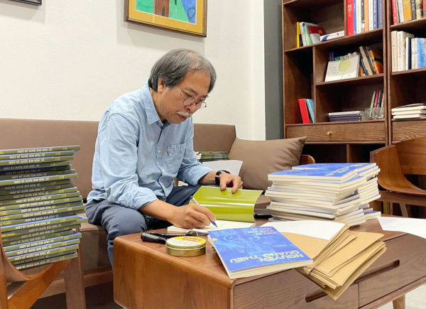 nhà thơ nguyễn quang thiều kí tặng sách cho độc  giả.jpg -0