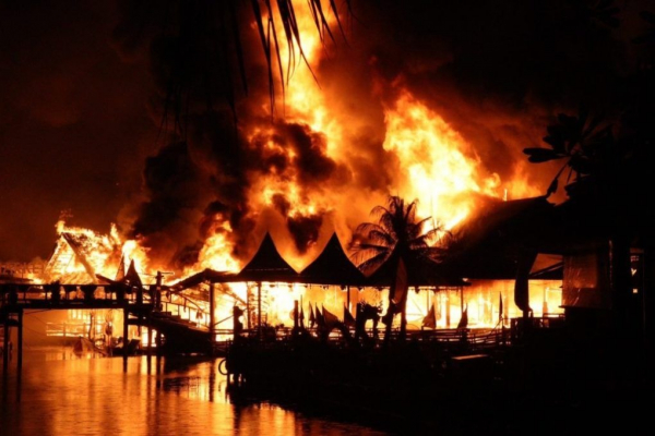 Cận cảnh chợ nổi hút khách của Thái Lan chìm trong biển lửa  -0
