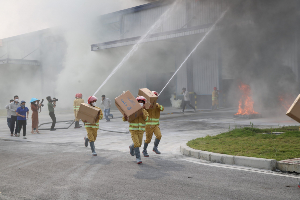 Hơn 500 người tham gia diễn tập phương án chữa cháy cấp tỉnh tại Khu công nghiệp VSIP Nghệ An -0