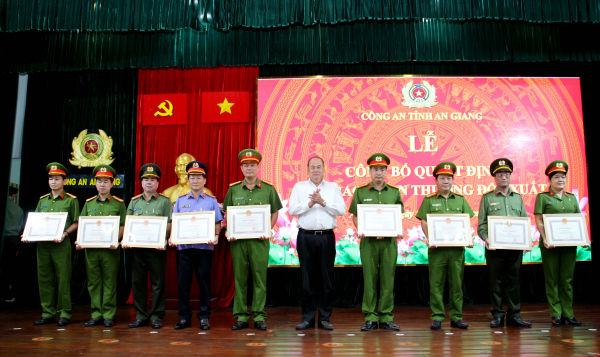 Khen thưởng các tập thể, cá nhân có thành tích xuất sắc trong điều tra, truy xét nhanh nhóm đối tượng phạm tội -0