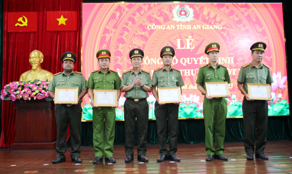 Khen thưởng các tập thể, cá nhân có thành tích xuất sắc trong điều tra, truy xét nhanh nhóm đối tượng phạm tội -0