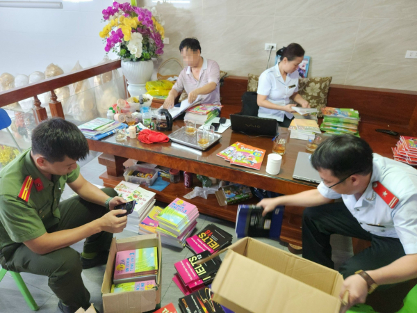 Phát hiện cơ sở kinh doanh sách lậu, sách giả tại Nghệ An -0