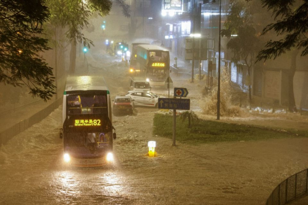 Hong Kong hứng lượng mưa kỷ lục 140 năm, ô tô chìm trong biển nước -0