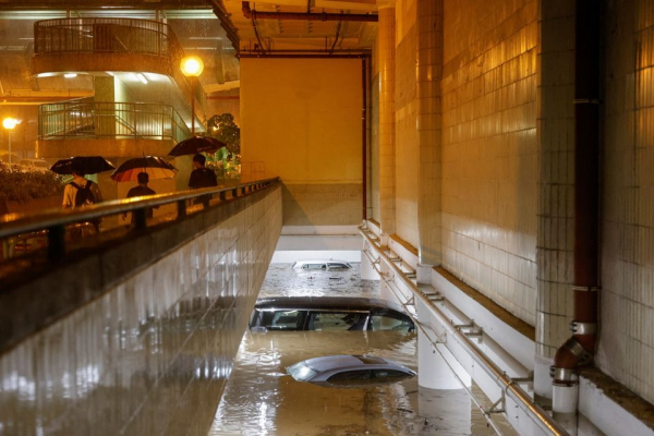 Hong Kong hứng lượng mưa kỷ lục 140 năm, ô tô chìm trong biển nước -0
