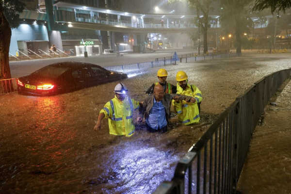 Hong Kong hứng lượng mưa kỷ lục 140 năm, ô tô chìm trong biển nước -1