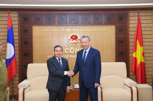 Minister To Lam receives outgoing ambassador of Laos -0