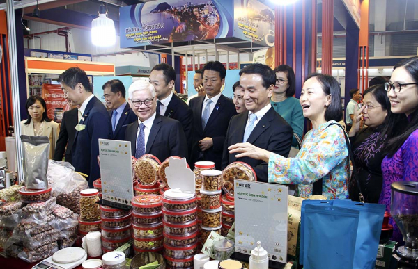 lãnh đạo hai tỉnh cùng các địa biểu tham gia hội chợ..jpg -0