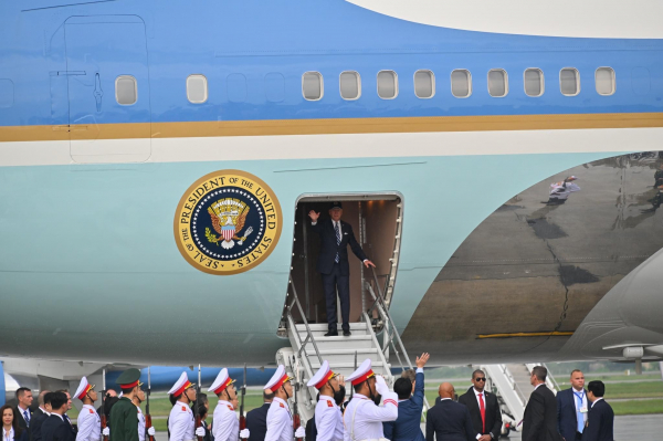 Tổng thống Hoa Kỳ kết thúc tốt đẹp chuyến thăm cấp Nhà nước đến Việt Nam - 1