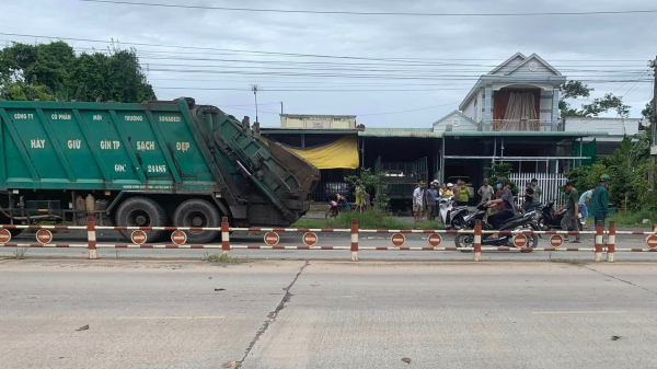 Xe chở rác ép sát lề gây tai nạn khiến học sinh lớp 1 tử vong	 -0