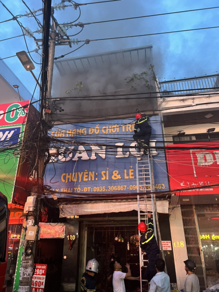 Kịp thời dập tắt vụ cháy tại cửa hàng bán đồ chơi trẻ em ở quận trung tâm Đà Nẵng -0