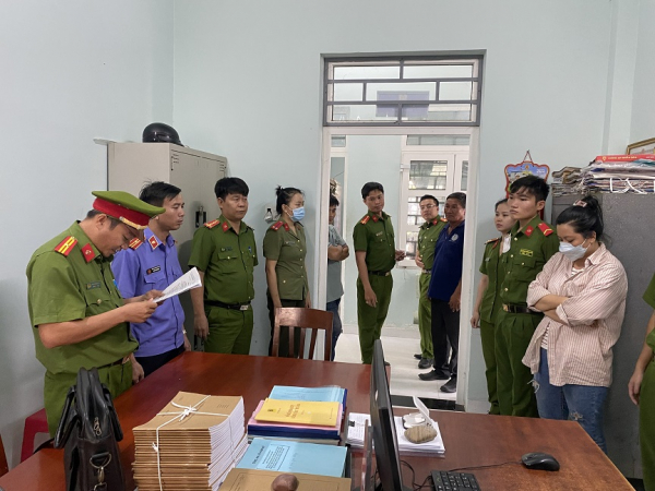 Khởi tố, bắt tạm giam bị can về hành vi mua bán hàng cấm -0