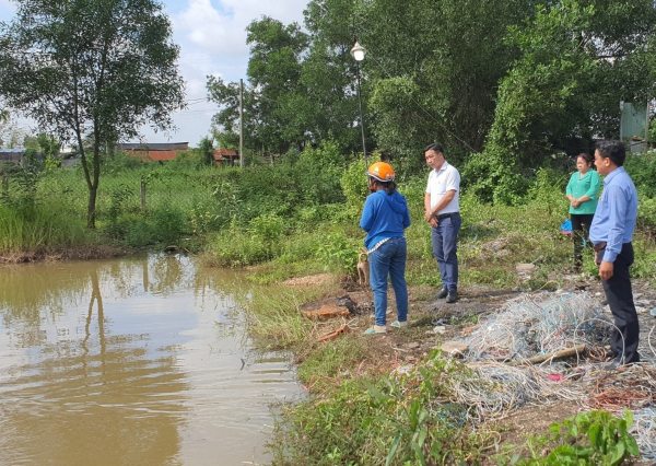 Cha mẹ đi làm  giấy tờ, 2 bé ở nhà xuống ao chơi gặp nạn -0