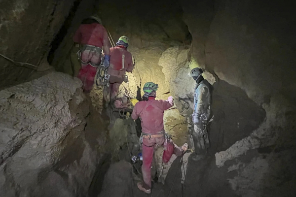 Giải cứu thành công nhà thám hiểm khỏi hang động sâu hàng nghìn mét  -0