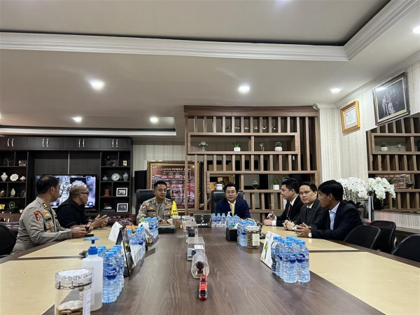 Vietnam’s local police delegation visits Jakarta Police Command -0