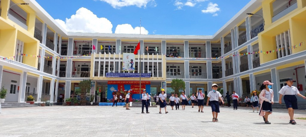 9/54 học sinh ở thôn Nam Yên của trường tiểu học Hòa Bắc đã đến trường -0