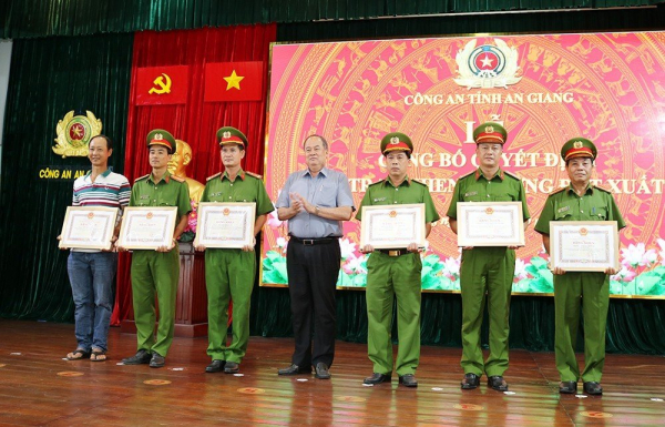 Khen thưởng lực lượng truy bắt nhanh hung thủ và vinh danh người dân dũng cảm cứu cháu bé -0