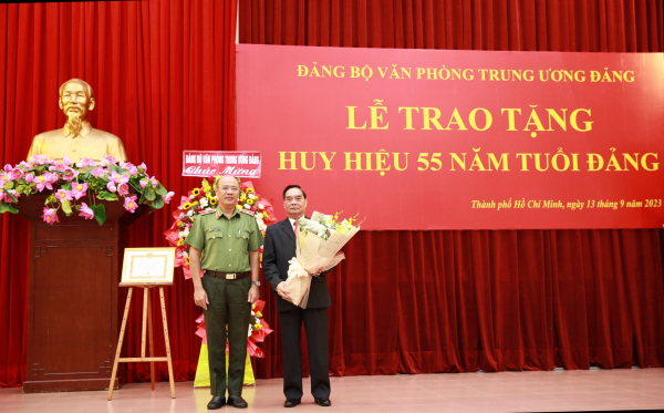 Đại tướng Lê Hồng Anh được trao tặng Huy hiệu 55 năm tuổi Đảng -0