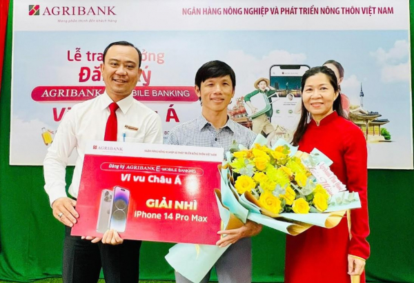 Agribank Phú Quốc trao thưởng cho khách hàng trúng giải chương trình “Đăng Ký Agribank E-Mobile Banking – Vi vu Châu Á” -0