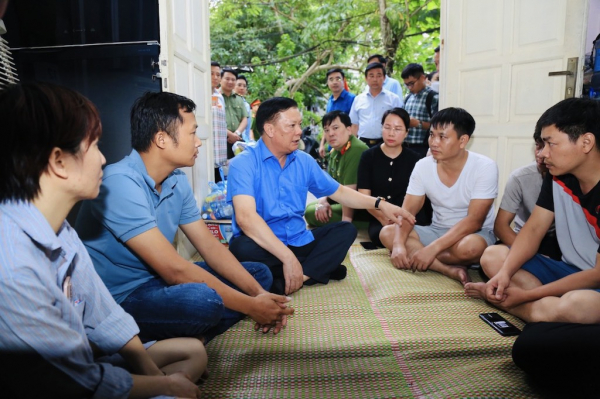 Bí thư Thành ủy Đinh Tiến Dũng thăm, động viên, trao hỗ trợ cho nạn nhân vụ cháy tại Thanh Xuân -0