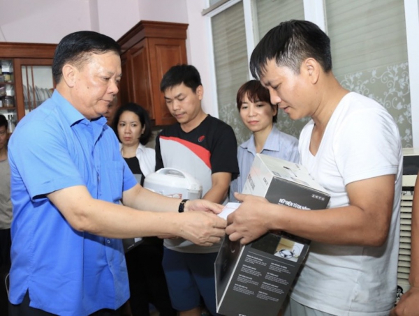 Bí thư Thành ủy Đinh Tiến Dũng thăm, động viên, trao hỗ trợ cho nạn nhân vụ cháy tại Thanh Xuân -1