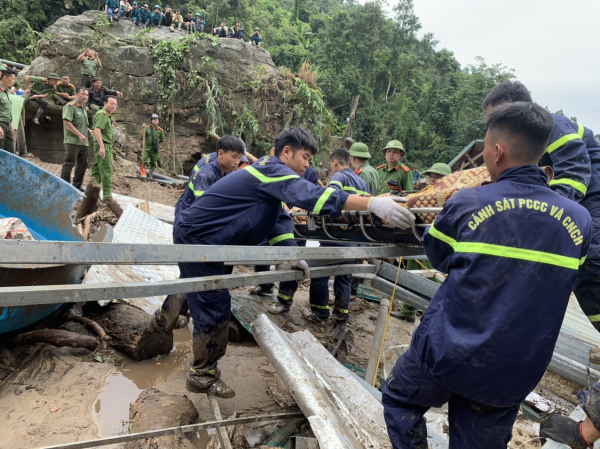 Lào Cai: Huy động hàng trăm CBCS cứu nạn người dân trong mưa lũ -1