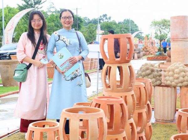 Red ceramic street opens in Vinh Long Province -0