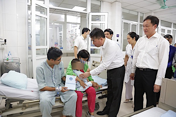 Lãnh đạo BHXH Việt Nam thăm hỏi, hỗ trợ người bị thương trong vụ cháy chung cư mini tại Hà Nội -0
