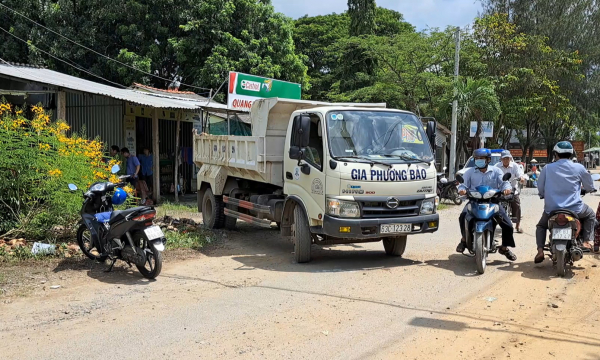 Xe ben lùi, cán người đàn ông mù bán vé số tử vong -2