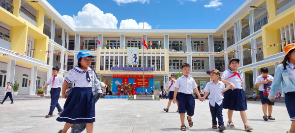 Phụ huynh thôn Nam Yên đã đồng thuận đưa học sinh đến điểm trường mới để học tập  -0