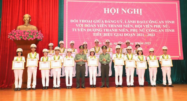 Bac Giang Police Department holds dialogue with female and young police officers -0