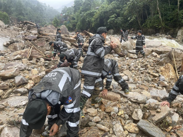 Mobile police actively participate in search, rescue and relief operations in Sa Pa -3
