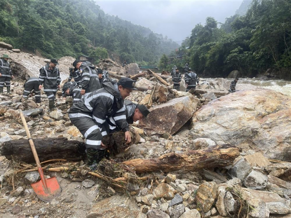 Mobile police actively participate in search, rescue and relief operations in Sa Pa -5
