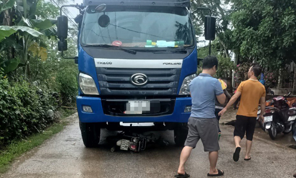 Trên đường đi học 2 học sinh bị tai nạn rất thương tâm -0