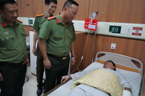Công an TP Hà Nội thăm hỏi, động viên chiến sỹ bị thương trong khi làm nhiệm vụ -0