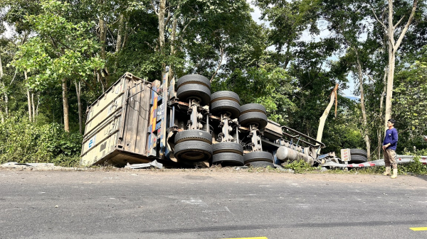 Xe đầu kéo lật nghiêng khi đổ đèo, tài xế tử vong -0