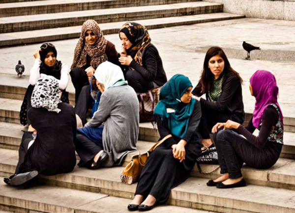 Tranh cãi việc Pháp cấm nữ sinh Hồi giáo mặc abaya -0