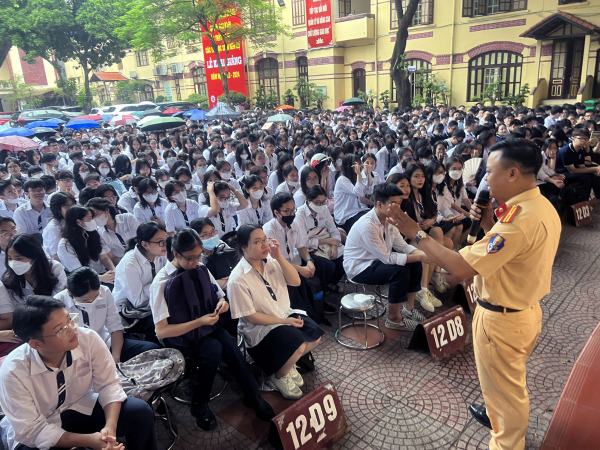 Học sinh Hà Nội háo hức nghe tuyên truyền an toàn giao thông -0