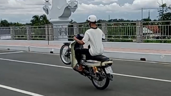 Bốc đầu xe trên cầu Bảo Định quay phim câu like, cả cha và con đều bị phạt -0