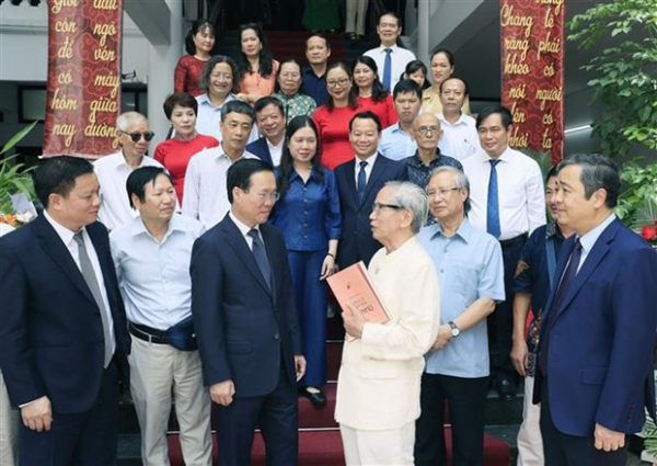 President attends introduction ceremony of book about great poet Nguyen Du -0