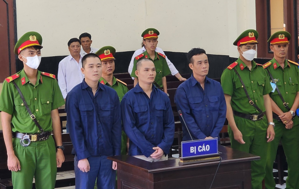 Cầm đá đánh chết người, 3 thanh niên “chia nhau” 45 năm tù -0