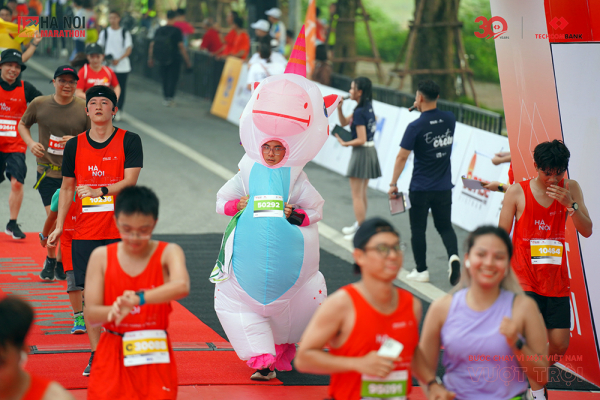 9.000 vận động viên tham gia “Bước chạy vì một Việt Nam vượt trội” gắn kết cộng đồng, bứt phá kỷ lục cá nhân -2
