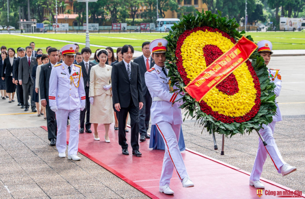 Hoàng Thái tử Nhật Bản và Công nương vào lăng Chủ tịch Hồ Chí Minh, thăm nhà sàn Bác Hồ -0
