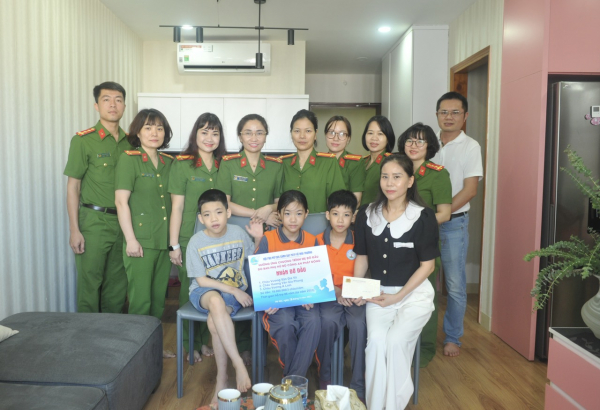 Thiếu tướng Trần Minh Lệ và đoàn công tác đến thăm, trao hỗ trợ nuôi dưỡng 3 con nhỏ của Thiếu tá Vương Đức Toàn -0