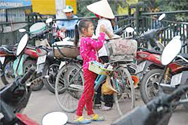 Tái diễn tình trạng trẻ em đu bám khách ở trung tâm TP Hồ Chí Minh -0